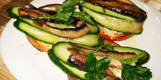 Бутерброды со шпротами и огурцом