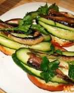 Бутерброды со шпротами и огурцом