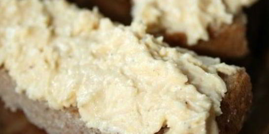 Бутерброды со шпротами и сыром