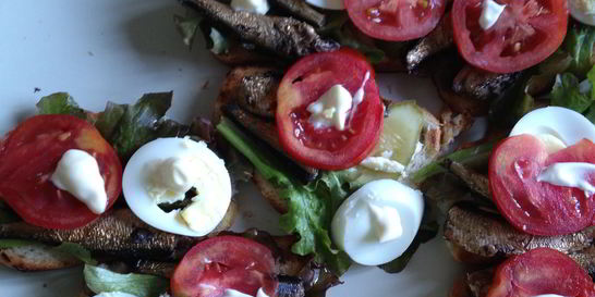 Бутерброды со шпротами, яйцом и помидорами