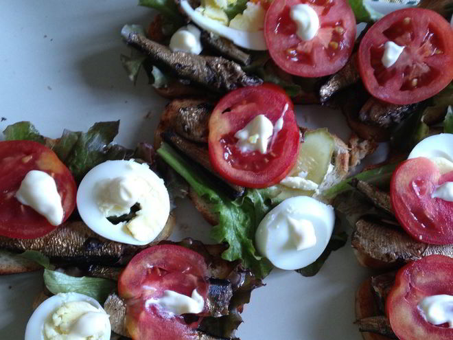 Рецепт бутербродов со шпротами, яйцом и помидорами