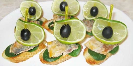 Бутерброды со скумбрией Лодочки