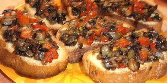 Горячие бутерброды с грибами и сладким перцем