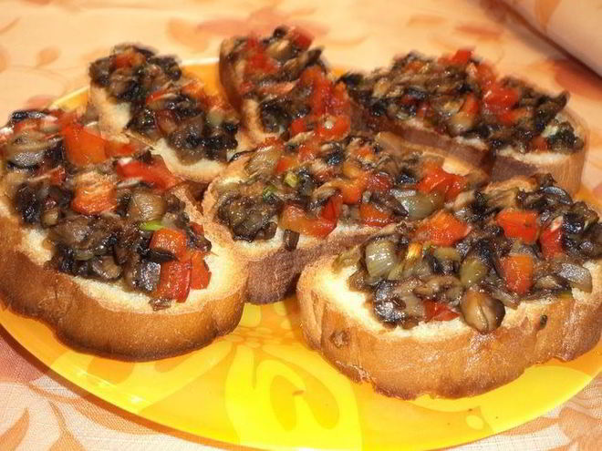 Рецепт горячих бутербродов с грибами и сладким перцем