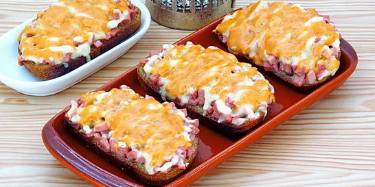 Горячие бутерброды с колбасой и сыром