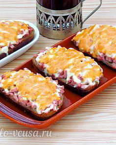 Горячие бутерброды с колбасой и сыром