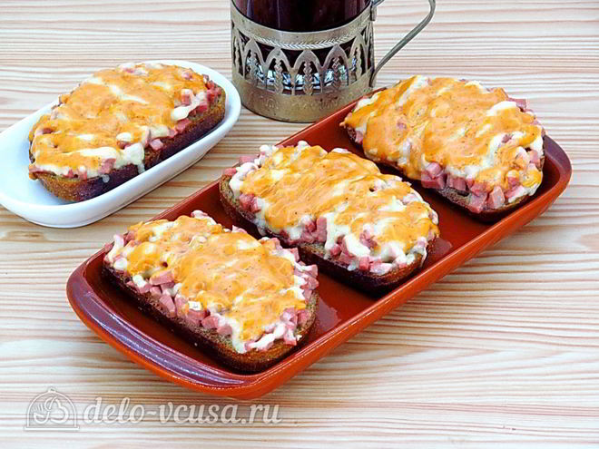Рецепт горячих бутербродов с колбасой и сыром