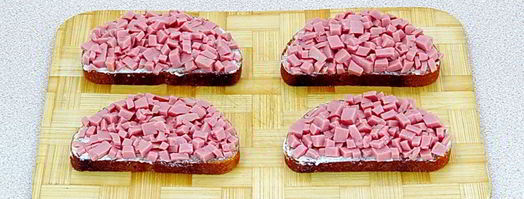 горячие бутерброды с колбасой и сыром. Шаг 6