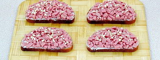 горячие бутерброды с колбасой и сыром. Шаг 7