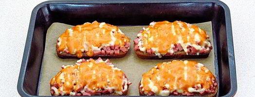 горячие бутерброды с колбасой и сыром. Шаг 10