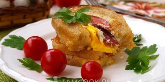 Горячие бутерброды с колбасой и яйцом