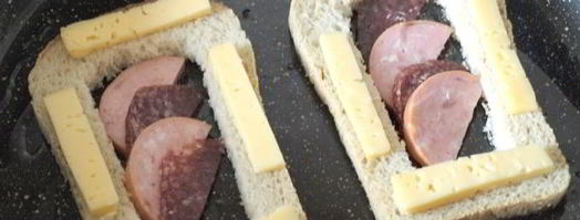 горячие бутерброды с колбасой и яйцом. Шаг 4