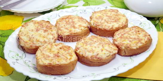 Горячие бутерброды с колбасой