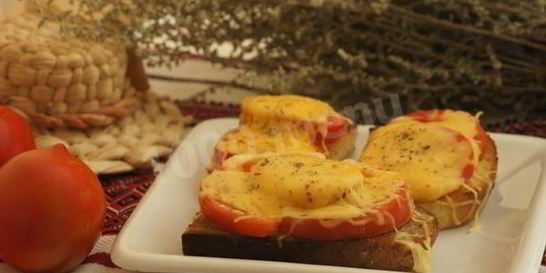 Горячие бутерброды с помидорами и сыром в духовке