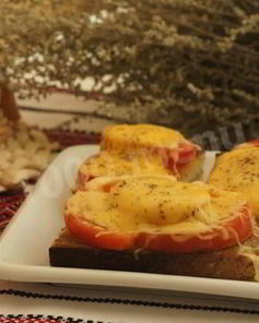 Горячие бутерброды с помидорами и сыром в духовке