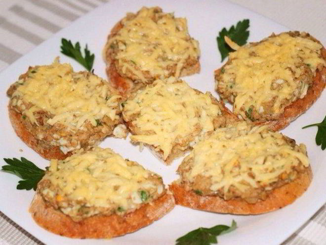 Рецепт горячих бутербродов с сайрой