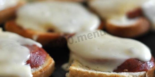 Горячие бутерброды с сосиской и сыром