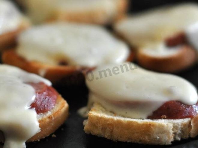 Рецепт горячих бутербродов с сосиской и сыром