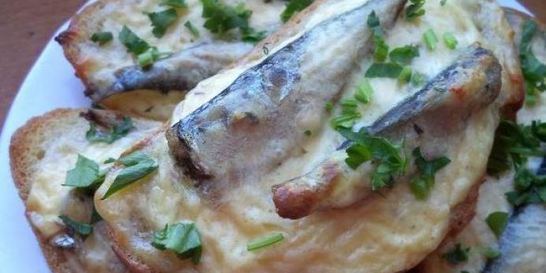 Горячие бутерброды со шпротами