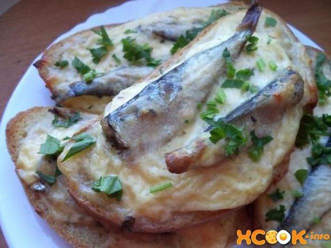 Рецепт горячих бутербродов со шпротами