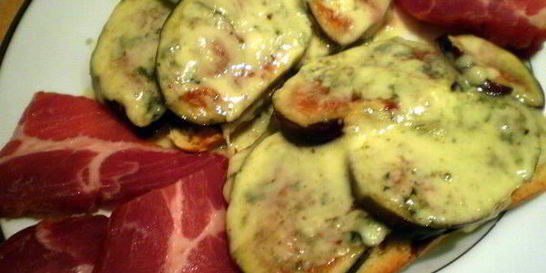 Горячий бутерброд с инжиром и сыром Дорблю