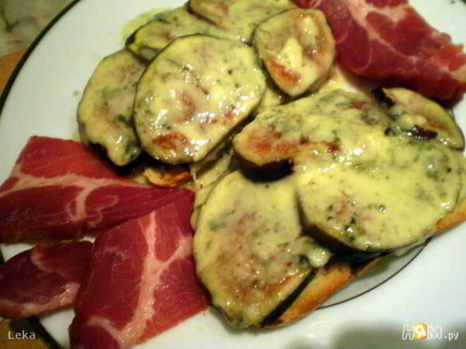 Рецепт горячего бутерброда с инжиром и сыром дорблю