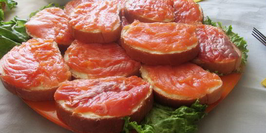 Классический бутерброд с красной рыбой и зеленью