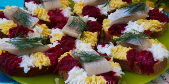 Праздничные бутерброды с сельдью