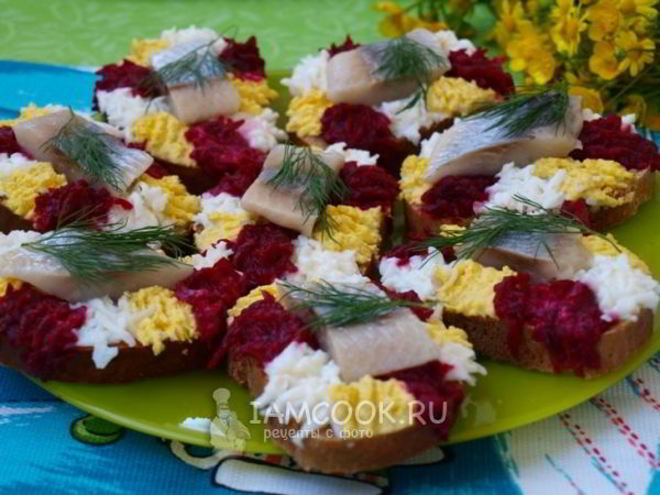 Рецепт праздничных бутербродов с сельдью