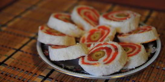 Рулеты — бутерброды с красной рыбой