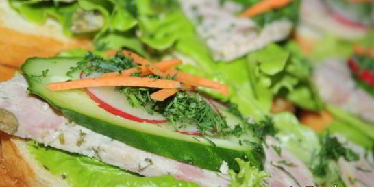 Яркие бутерброды с домашней ветчиной к завтраку