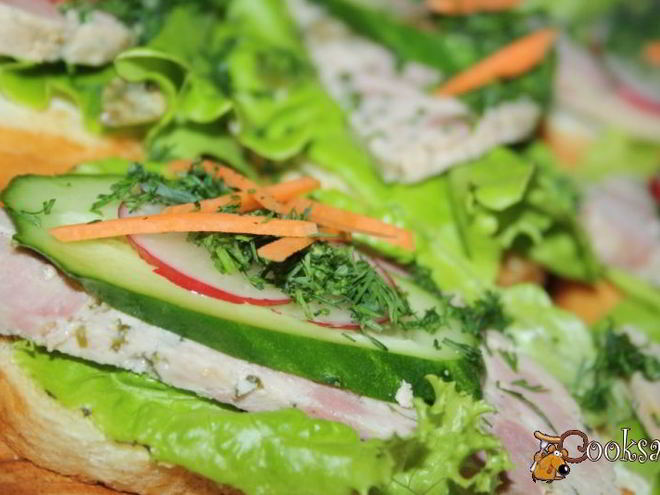 Рецепт ярких бутербродов с домашней ветчиной к завтраку