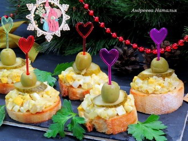 Рецепт закусочных бутербродов с луком и яйцами