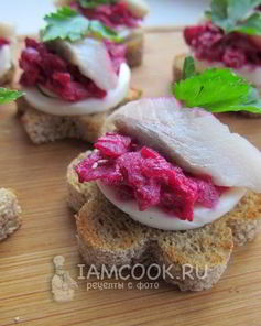 Закусочные бутерброды с сельдью, яйцом и свеклой