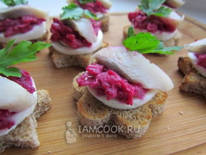 Рецепт закусочных бутербродов с сельдью, яйцом и свеклой