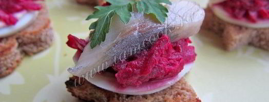 закусочные бутерброды с сельдью, яйцом и свеклой. Шаг 12