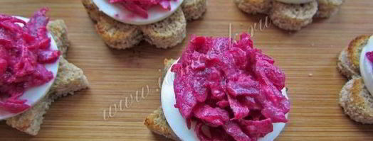 закусочные бутерброды с сельдью, яйцом и свеклой. Шаг 9