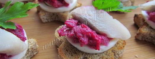 закусочные бутерброды с сельдью, яйцом и свеклой. Шаг 11