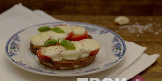 Запеченный бутерброд с помидором и моцареллой