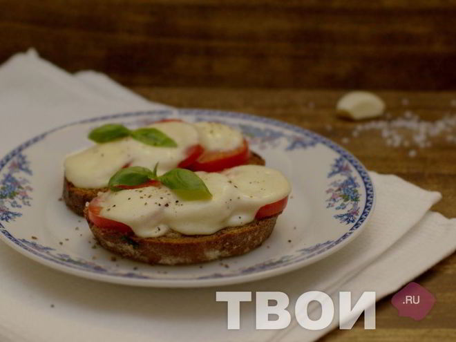 Рецепт запеченного бутерброда с помидором и моцареллой