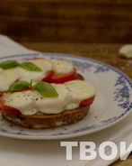 Запеченный бутерброд с помидором и моцареллой