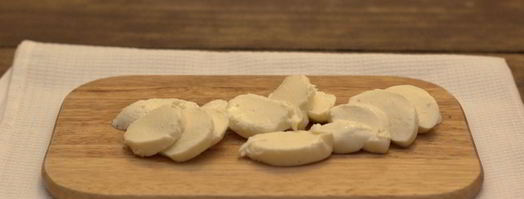 запеченный бутерброд с помидором и моцареллой. Шаг 2