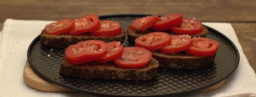 запеченный бутерброд с помидором и моцареллой. Шаг 7