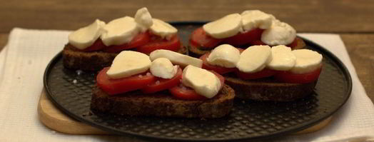 запеченный бутерброд с помидором и моцареллой. Шаг 8