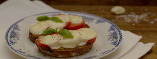 запеченный бутерброд с помидором и моцареллой. Шаг 9