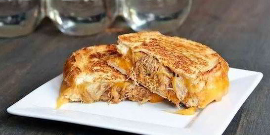 Запеченный бутерброд с сыром и мясом