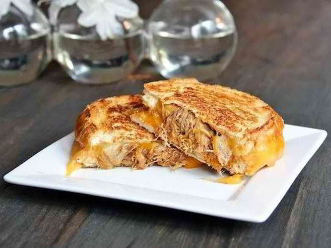 Рецепт запеченного бутерброда с сыром и мясом