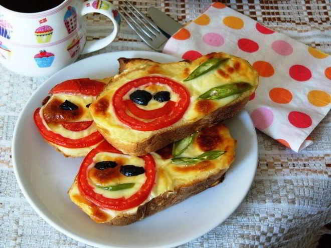 Рецепт запеченных бутербродов с йогуртом и помидорами