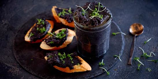 Черный рийет из зубатки с икрой мойвы и каперсами