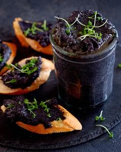 Черный рийет из зубатки с икрой мойвы и каперсами